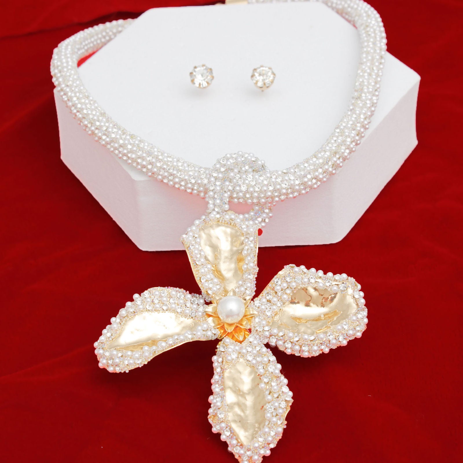 Pendant White Pearl Encrusted Gold Flower Necklace